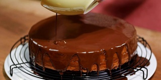 制作传统奥地利巧克力甜点萨赫蛋糕。把巧克力釉。