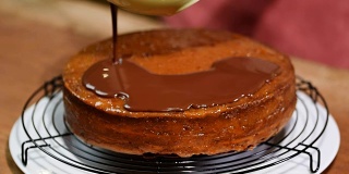 制作传统奥地利巧克力甜点萨赫蛋糕。把巧克力釉。