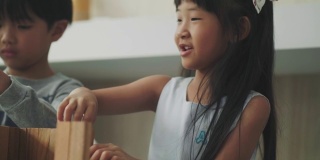 亚洲女孩正在玩玩具积木