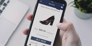 使用智能手机应用在网上购物和选择鞋子
