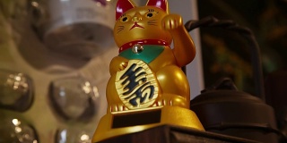 maneki-neko，在室内招手的猫