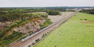 火车在风景中行驶，从上面鸟瞰
