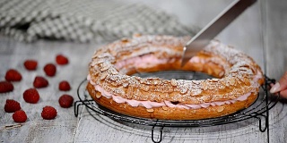 自制泡芙糕点巴黎布雷斯特与覆盆子。法国甜点。