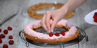 准备自制泡芙糕点巴黎布雷斯特蛋糕。法国甜点。