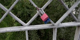 桥的围栏上有锁