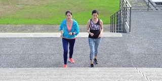 两个女运动员在楼梯上跑步