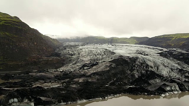 冰岛的索尔黑马丘冰川湖鸟瞰图