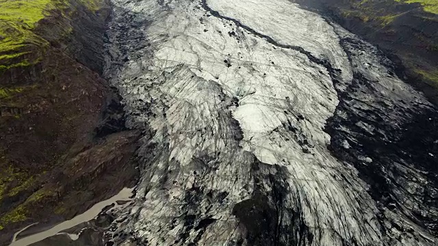 冰岛的索尔黑马丘冰川湖鸟瞰图