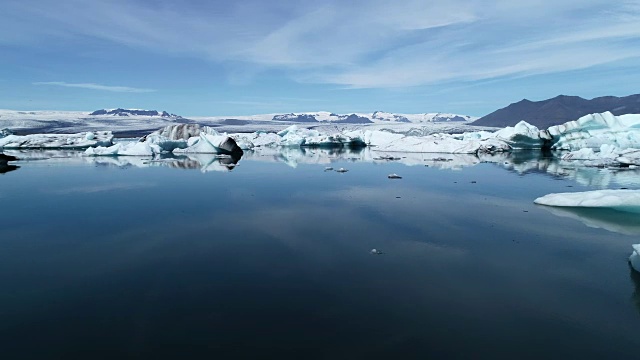 低空飞行鸟瞰图美丽的Jokulsarlon蓝色冰川泻湖与巨大的冰山在冰岛