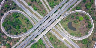 鸟瞰图高速公路俯视图，高速公路和高速公路的详细交叉口