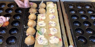 烹饪球形街头小吃饺子与大鱿鱼油炸小吃在日本。这种食物的日本名字叫章鱼烧。第4部分