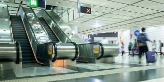 机场或百货公司的定时自动扶梯。4 k决议。