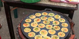 泰国街头泰国菜，小贩准备用鹌鹑蛋煎蛋，泰国市场