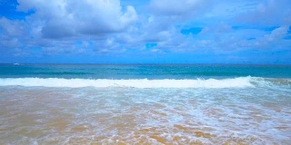 海浪撞击一个宁静的海滩在奈罕海滩。普吉岛,泰国。2018年7月30日