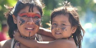 土著巴西年轻妇女和她的孩子，图皮瓜拉尼族的肖像