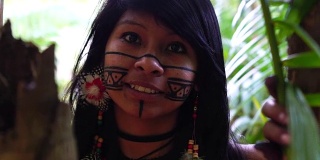 土著巴西年轻妇女，来自瓜拉尼民族的肖像