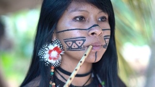 土著巴西年轻女子抽烟斗，来自瓜拉尼民族视频素材模板下载