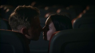 电影情侣相爱。浪漫的电影院约会。接吻的情侣视频素材模板下载