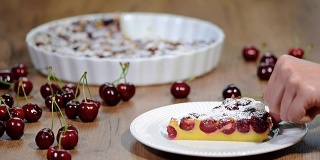 自制的美味克拉弗提饼配樱桃，放在棕色盘子里