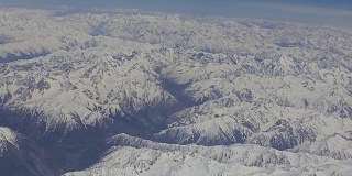 从西藏鸟瞰喜马拉雅山。从飞机窗口观看