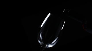 红酒洒在杯子上，黑色，特写慢镜头。视频素材模板下载