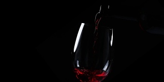 红酒洒在杯子上，黑色，特写慢镜头。