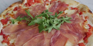 传统的意大利新鲜火腿帕尔玛火腿披萨。