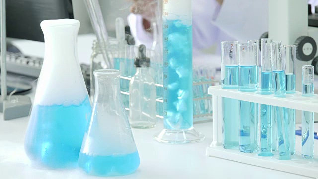 蓝色化学物质与烟雾在实验室沸腾，化学实验
