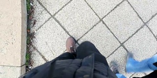 穿着靴子在混凝土上行走的人的POV。对人类慢动作行走的看法