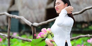 越南女子在莲花地里抱莲的慢镜头，越南