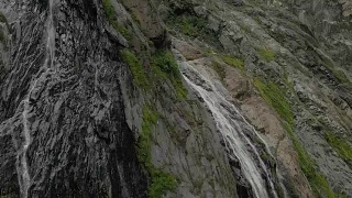 在高加索山脉，一股水流溅起瀑布的水花。在瀑布喷流处视频素材模板下载