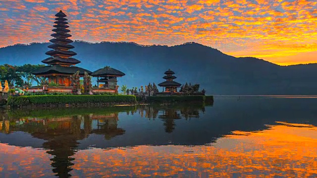 4K时间流逝电影日出场景Pura Ulun Danu Bratan寺庙，巴厘岛，印度尼西亚