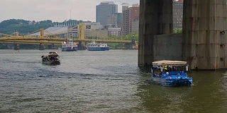匹兹堡阿勒格尼河上的船的白天视图