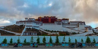 4K时间流逝电影日落场景与红绿灯布达拉宫，中国西藏