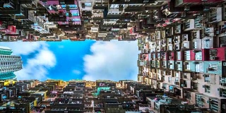 4k时间流逝电影移动云低角度拍摄香港鲗鱼涌一个老社区拥挤的住宅大厦