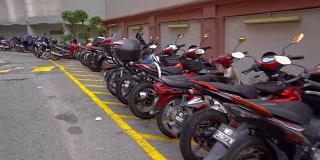 马来西亚停车场上的摩托车。停车场里有很多小型摩托车、摩托车和轻便摩托车。FullHD