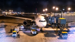 4k时间间隔，在香港卸下飞机货物空运物流背景。视频素材模板下载