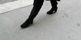步行POV穿着高跟鞋。120帧/秒的慢镜头中女人的脚在街上行走