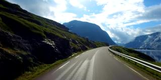 在挪威的公路上开车