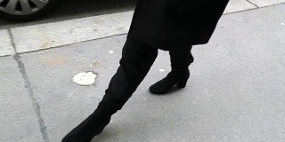 女人脚的视角慢镜头在街道行走在120fps。步行POV穿着高跟鞋