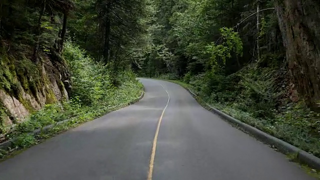 4K视频的汽车驾驶在山区森林道路，魁北克，加拿大