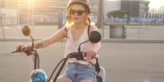 女游客用电动自行车在城里四处游览