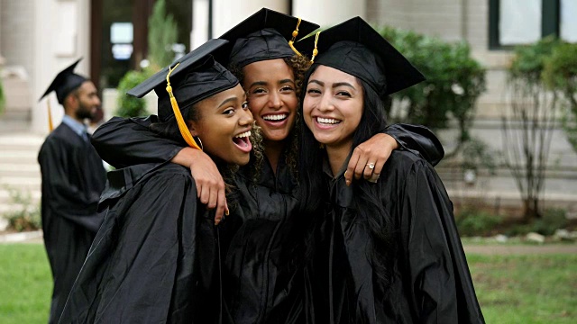 毕业后，女性朋友摆姿势合影