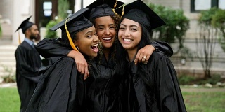 毕业后，女性朋友摆姿势合影