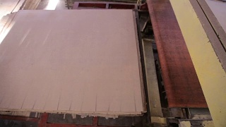 一家家具厂制造胶合板。天然环保材料视频素材模板下载
