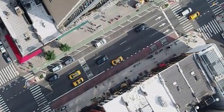 在纽约市曼哈顿中城的交通中，空中对角线汽车在行驶