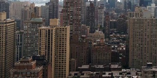 横跨建筑物，空中移动曼哈顿纽约市