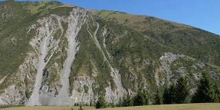 高山天山覆盖着吉尔吉斯斯坦的绿色森林。山景观