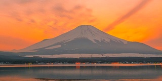 4k时间推移日落富士山与川口湖冰封，冬季，日本