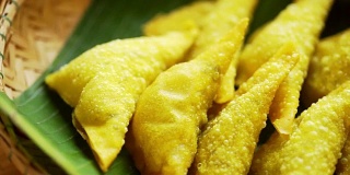 开胃煎饺装在脱粒篮子里的香蕉叶上，是泰国北部的传统美食。